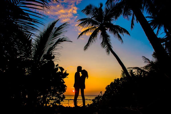 Les limites des sites de rencontre en ligne : pourquoi l’agence matrimoniale est la solution idéale